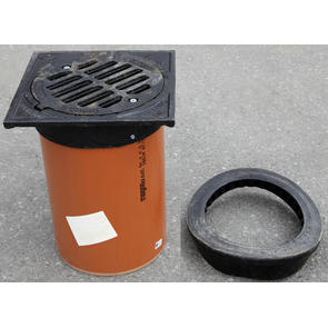 Brunnsbet�ckning med galler